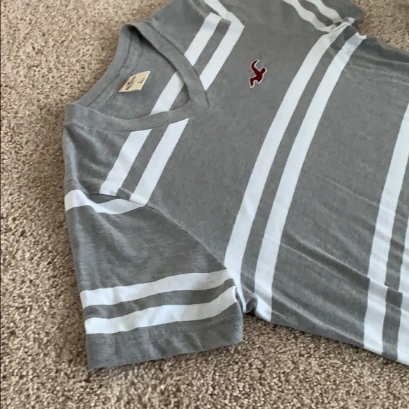 Hollister men’s V-neck shirt - Picture 3 of 3